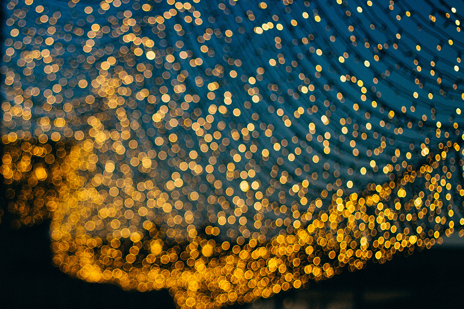 A Karácsony Varázsa: Hogyan Változtatják Meg a LED Fényfüzérek Otthonod Hangulatát